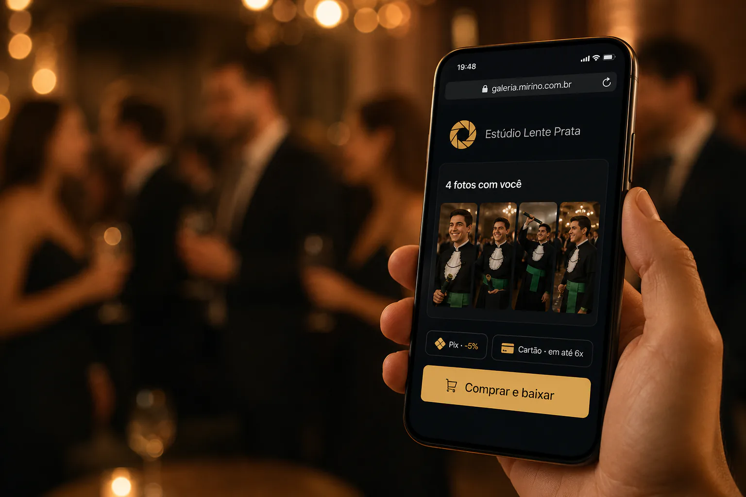 Convidado de uma formatura segurando o celular e encontrando as fotos dele na galeria de eventos do Mirino, com opções de pagamento no Pix e no cartão